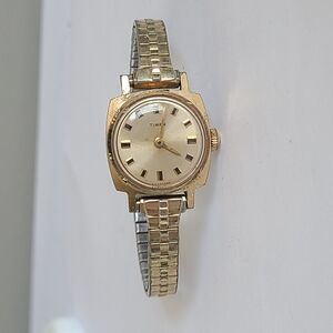 Vintage Women's Timex Gold Tone Stainless Steel Thin Strap Manual Wind Up Watch